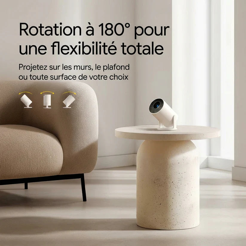 Projection home cinéma grand format dans un salon sombre