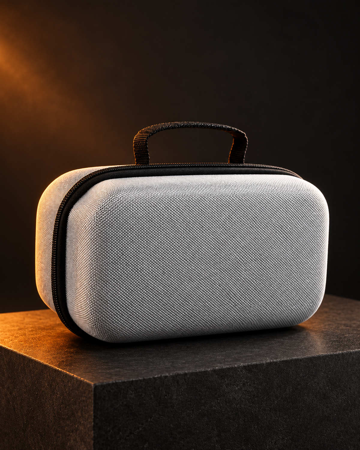 Graue Schutztasche in einer stimmungsvollen Filmabend-Umgebung